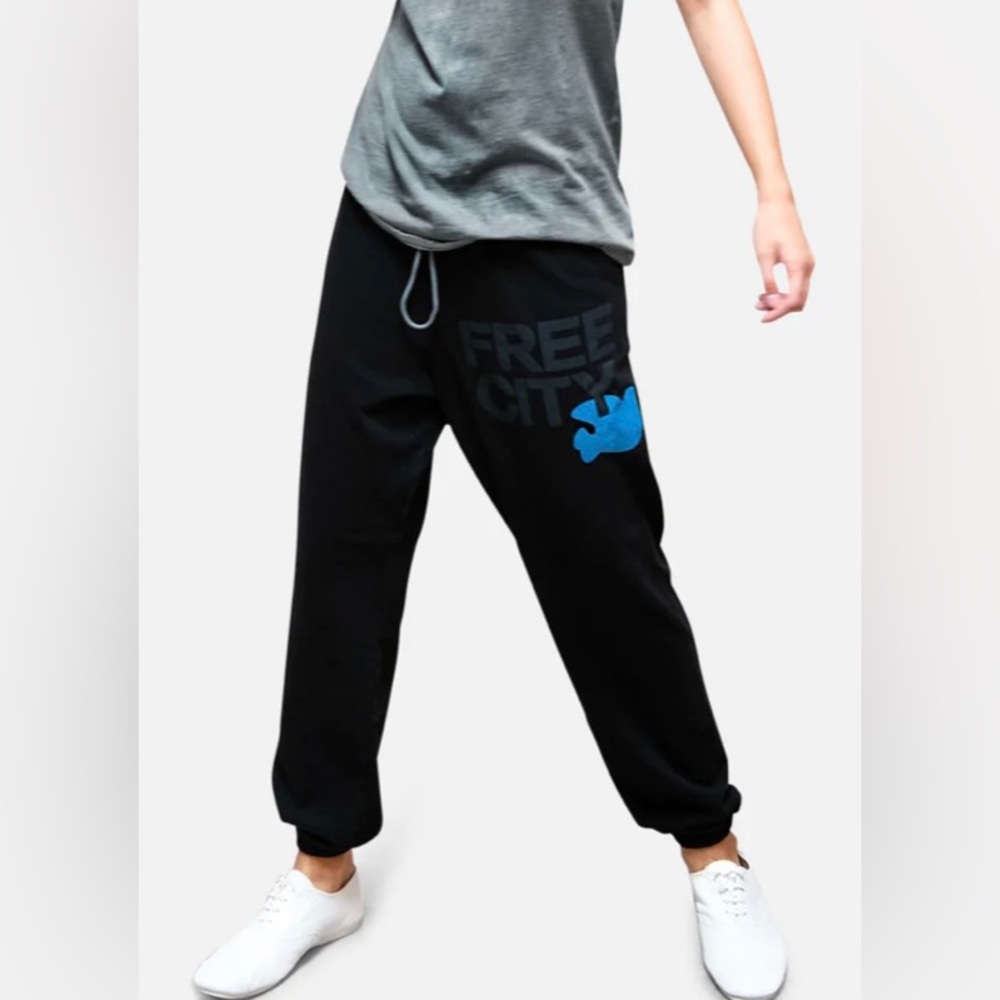FREECITY LARGE LOGO SWEATPANT SUPERBLACK BLUE